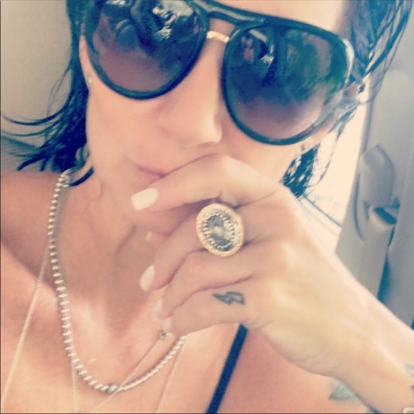 Meet your Posher, Gretchen - Picture 2 of 15